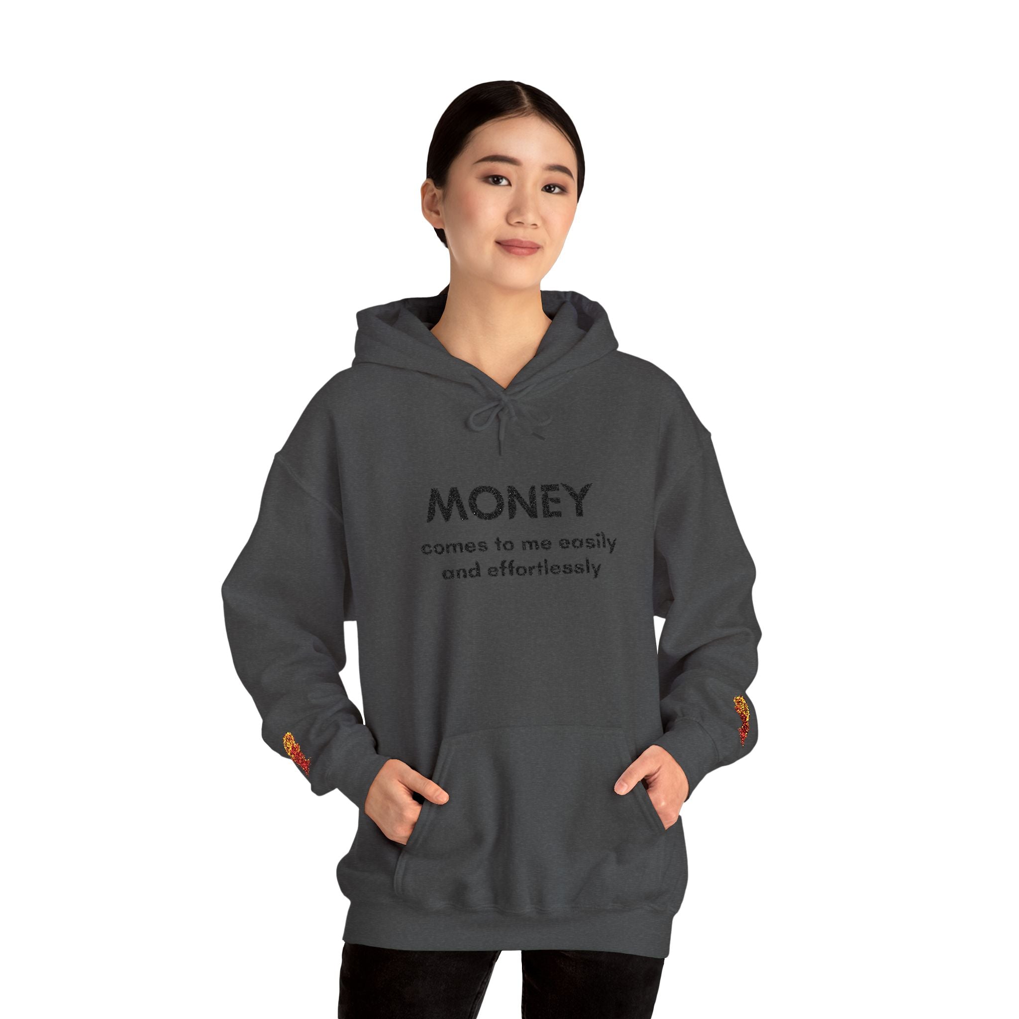 "Geld kommt zu mir" Hoodie — Positiver Affirmations-Hoodie mit Ärmelflammen-Akzent