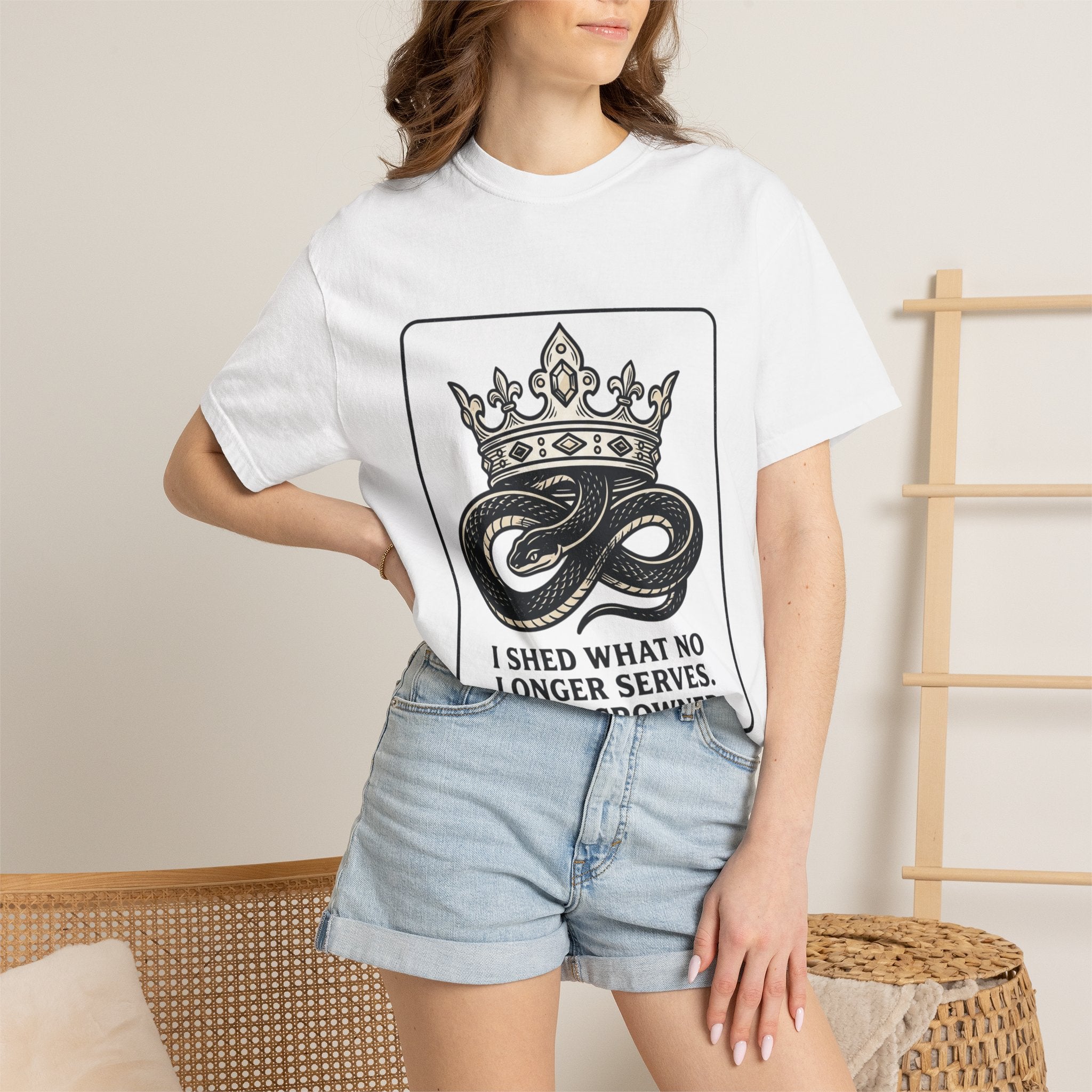 鳳凰冠Tシャツ | 冠ウロボロス再生グラフィックTシャツ | ガーメントダイ ヘビーウェイトコットン | スピリチュアル・トランスフォーメーション アパレル